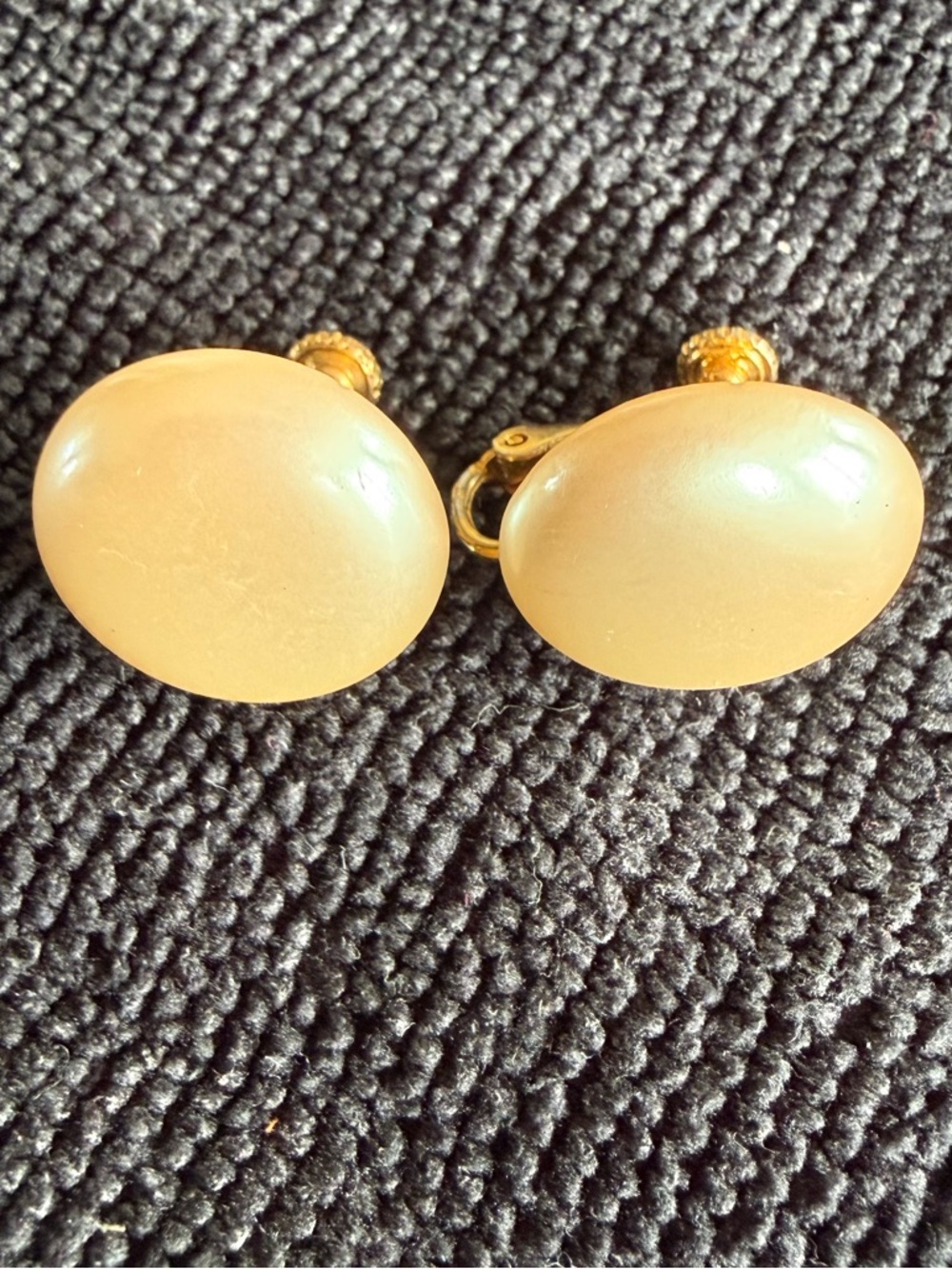 Vintage Gold-Tone Cream Oval screw on back Earrings